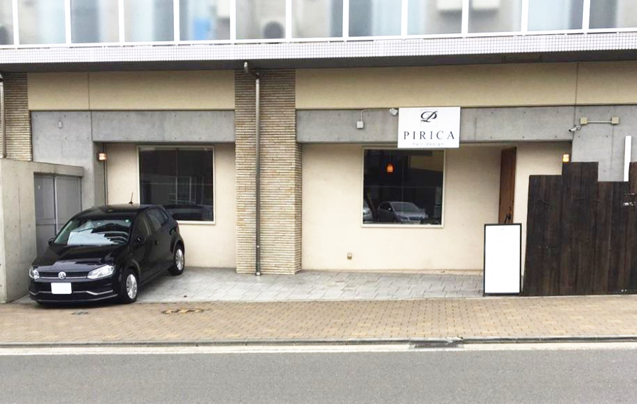 店舗前駐車場2台